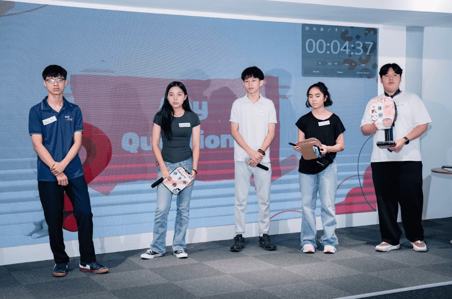 học sinh thuyết trình Pitching trước Hội đồng Giám khảo. (Nguồn: FINO)