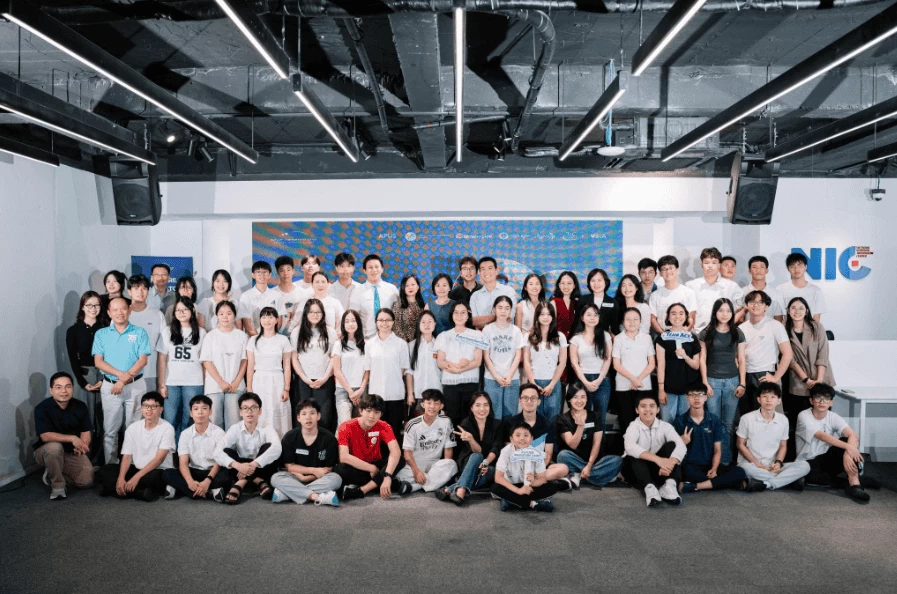 Học sinh FINO 2026 làm việc cùng mentor trong Bootcamp tại Trung tâm Đổi mới sáng tạo Quốc gia (NIC),(Nguồn: FINO)