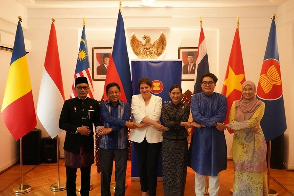 Lễ Thượng cờ kỷ niệm 59 năm thành lập ASEAN và 50 năm Hiệp ước Thân thiện và Hợp tác Đông Nam Á (TAC) Lễ Thượng cờ kỷ niệm 59 năm thành lập ASEAN và 50 năm Hiệp ước Thân thiện và Hợp tác Đông Nam Á (TAC)