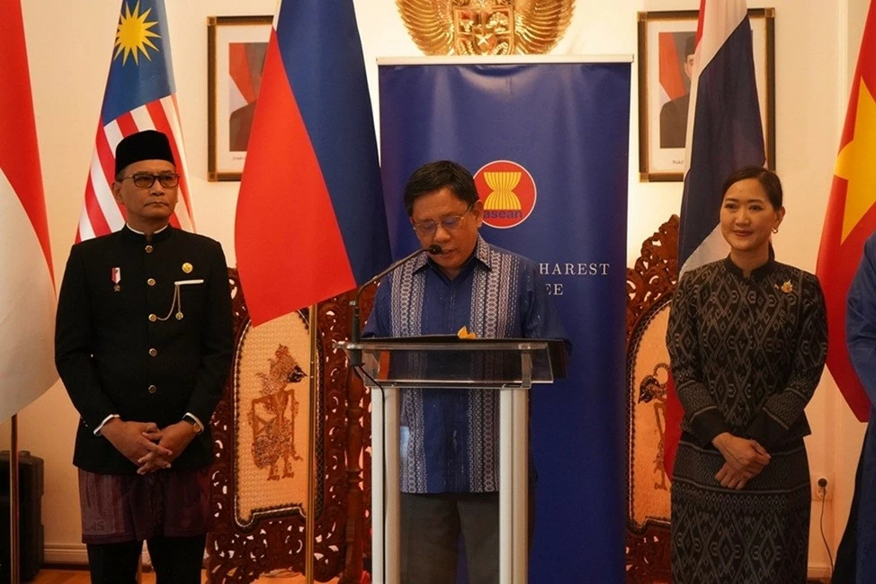 Lễ Thượng cờ kỷ niệm 59 năm thành lập ASEAN và 50 năm Hiệp ước Thân thiện và Hợp tác Đông Nam Á (TAC) Lễ Thượng cờ kỷ niệm 59 năm thành lập ASEAN và 50 năm Hiệp ước Thân thiện và Hợp tác Đông Nam Á (TAC)