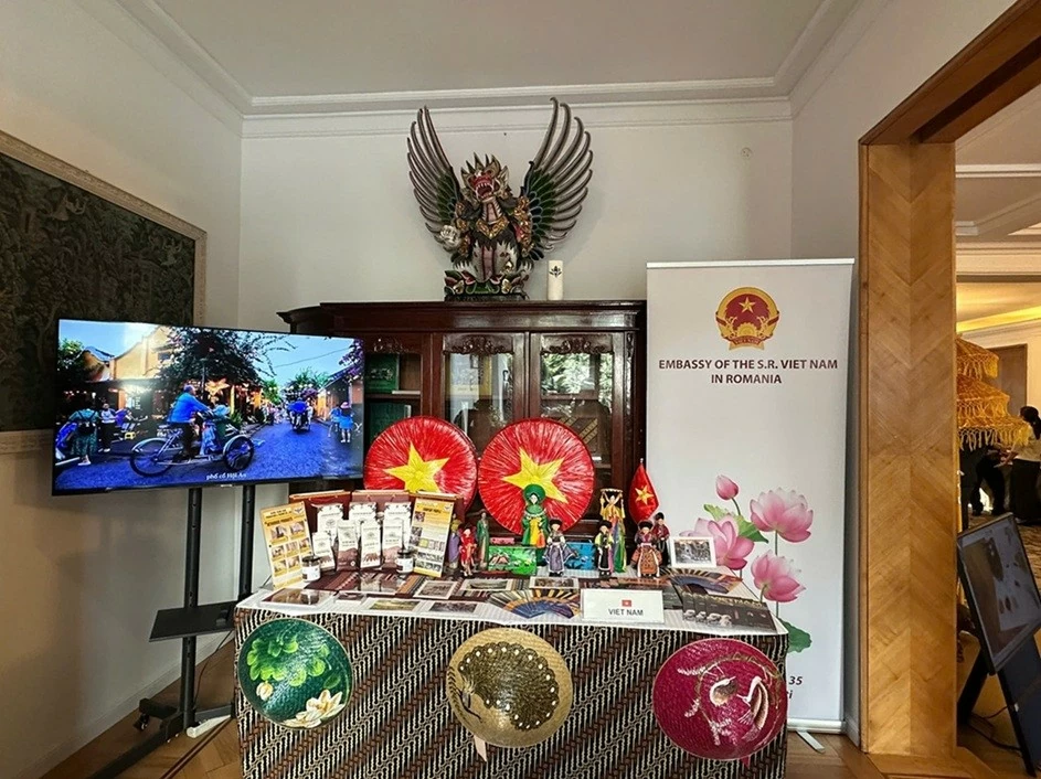 Lễ Thượng cờ kỷ niệm 59 năm thành lập ASEAN và 50 năm Hiệp ước Thân thiện và Hợp tác Đông Nam Á (TAC) Lễ Thượng cờ kỷ niệm 59 năm thành lập ASEAN và 50 năm Hiệp ước Thân thiện và Hợp tác Đông Nam Á (TAC)