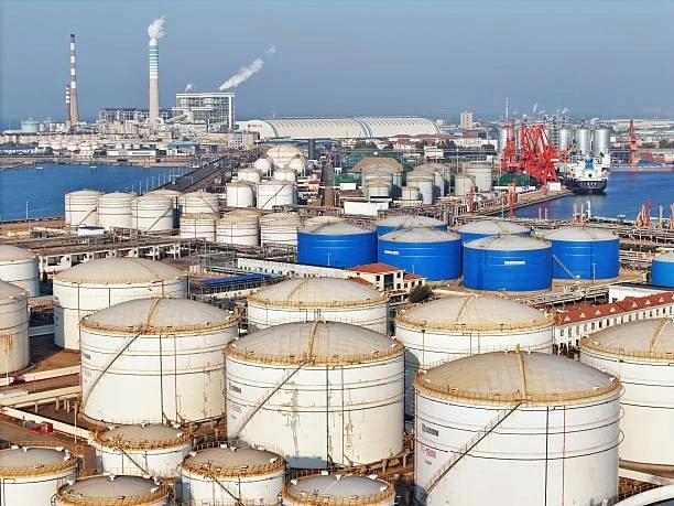 Các cơ sở lưu trữ dầu tại khu vực cảng Long Khẩu, thành phố Yên Đài, tỉnh Sơn Đông, Trung Quốc. (Nguồn: Getty Images) Các cơ sở lưu trữ dầu tại khu vực cảng Long Khẩu, thành phố Yên Đài, tỉnh Sơn Đông, Trung Quốc. (Nguồn: Getty Images)