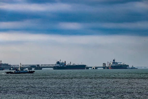 Hai tàu chở dầu thô dỡ hàng tại cầu cảng dầu thô Huangdao, cảng Thanh Đảo, tỉnh Sơn Đông. (Nguồn: Getty Images)