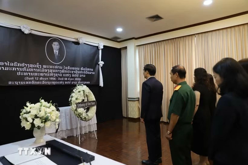 Cộng đồng người Việt Nam tại nhiều nước viếng Chủ tịch Quốc hội Lào