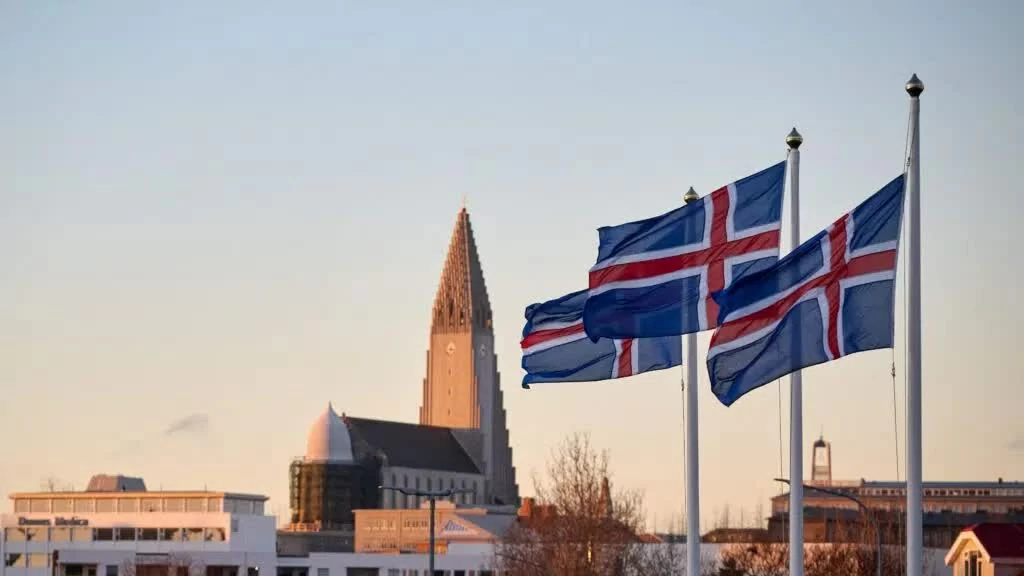 Quốc kỳ Iceland tung bay bên ngoài một điểm bỏ phiếu, với nhà thờ Hallgrímskirkja ở phía sau, tại Reykjavík, Iceland, ngày 30/11/2024. (Nguồn: AFP) Quốc kỳ Iceland tung bay bên ngoài một điểm bỏ phiếu, với nhà thờ Hallgrímskirkja ở phía sau, tại Reykjavík, Iceland, ngày 30/11/2024. (Nguồn: AFP)