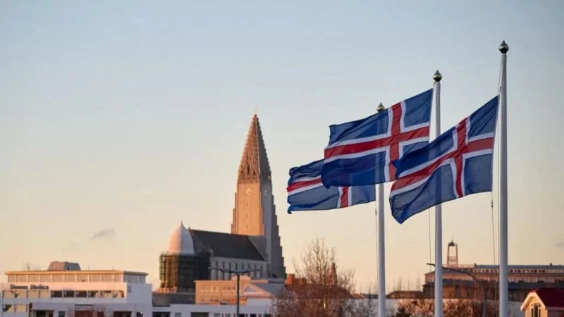 Quốc kỳ Iceland tung bay bên ngoài một điểm bỏ phiếu, với nhà thờ Hallgrímskirkja ở phía sau, tại Reykjavík, Iceland, ngày 30/11/2024. (Nguồn: AFP)