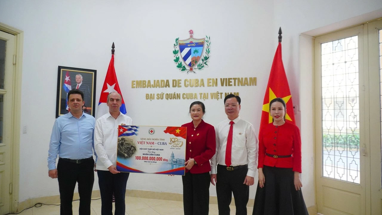 và Đại sứ Cuba tại Việt Nam Rogelio Polanco Fuentes thực hiện nghi thức trao tượng trưng khoản hỗ trợ trị giá 100 tỷ đồng của nhân dân Việt Nam dành cho nhân dân Cuba. và Đại sứ Cuba tại Việt Nam Rogelio Polanco Fuentes thực hiện nghi thức trao tượng trưng khoản hỗ trợ trị giá 100 tỷ đồng của nhân dân Việt Nam dành cho nhân dân Cuba.