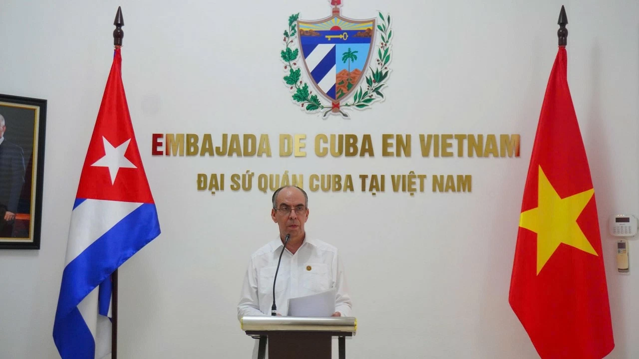 Đại sứ Cuba tại Việt Nam Rogelio Polanco Fuentes bày tỏ cảm ơn sâu sắc trước nghĩa cử đoàn kết của nhân dân Việt Nam, nhấn mạnh đây là minh chứng cho tình đoàn kết trước sau như một giữa hai dân tộc. Đại sứ Cuba tại Việt Nam Rogelio Polanco Fuentes bày tỏ cảm ơn sâu sắc trước nghĩa cử đoàn kết của nhân dân Việt Nam, nhấn mạnh đây là minh chứng cho tình đoàn kết trước sau như một giữa hai dân tộc.