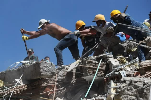 Lực lượng cứu hộ tìm kiếm người sống sót trong đống đổ nát tại Pereira, Colombia, sau trận động đất mạnh 7,4 độ. (Nguồn: Politico)