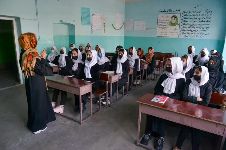 Lệnh cấm giáo dục đối với trẻ em gái tại Afghanistan đang gây ra những hệ lụy sâu rộng đối với hệ thống giáo dục và tương lai phát triển của đất nước. (Nguồn: Al Jazeera) Lệnh cấm giáo dục đối với trẻ em gái tại Afghanistan đang gây ra những hệ lụy sâu rộng đối với hệ thống giáo dục và tương lai phát triển của đất nước. (Nguồn: Al Jazeera)