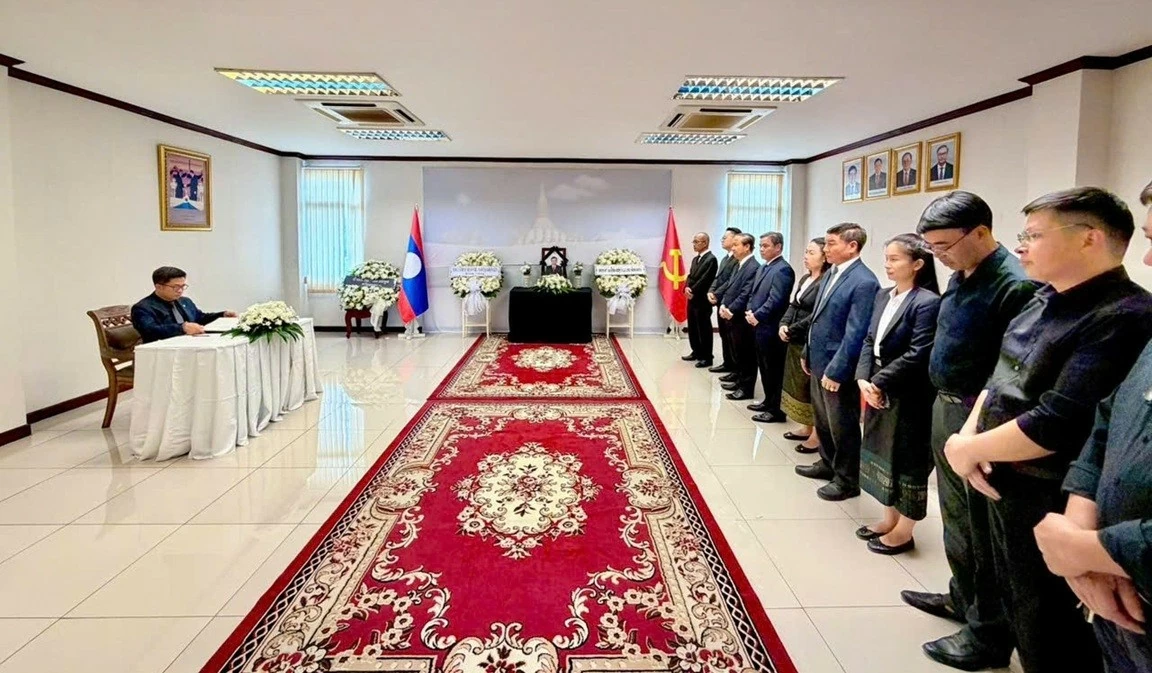 Tổng Lãnh sự quán Việt Nam tại Khon Kaen viếng và ghi sổ tang đồng chí Saysomphone Phomvihane