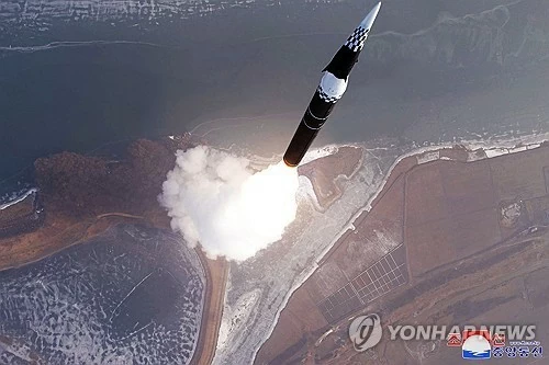 Ảnh chụp ngày 7 tháng 1 năm 2025, do hãng thông tấn chính thức của Triều Tiên, KCNA, công bố, cho thấy một tên lửa đạn đạo tầm trung mới mang đầu đạn siêu thanh được phóng đi vào ngày hôm trước.
