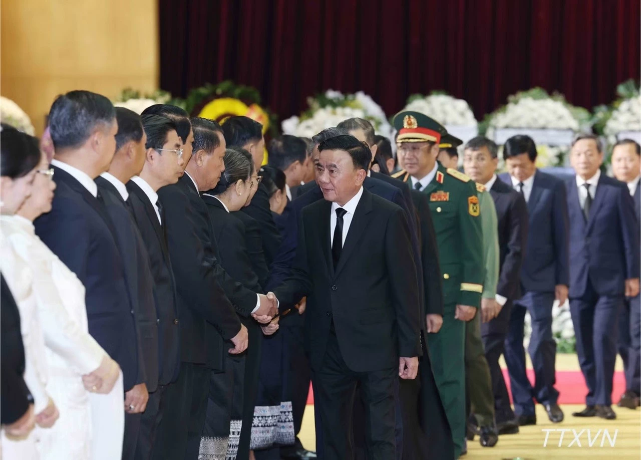 Đoàn lãnh đạo cấp cao Đảng, Nhà nước Việt Nam viếng Chủ tịch Quốc hội Lào Xaysomphone Phomvihane