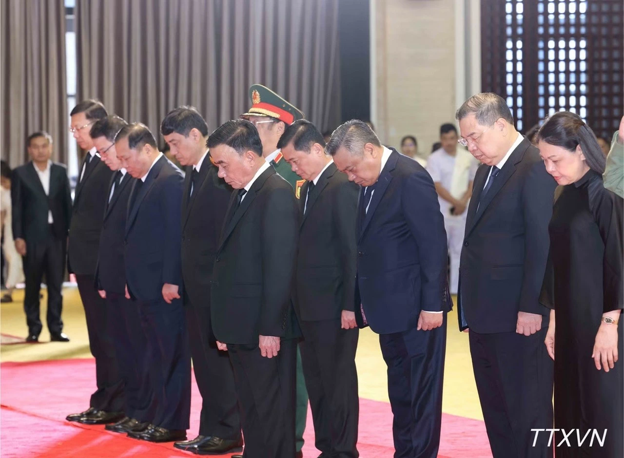 Đoàn lãnh đạo cấp cao Đảng, Nhà nước Việt Nam viếng Chủ tịch Quốc hội Lào Xaysomphone Phomvihane