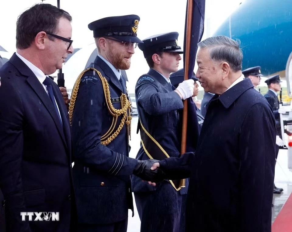 Quan chức New Zealand đón Tổng Bí thư, Chủ tịch nước Tô Lâm tại sân bay quốc tế Auckland. (Nguồn: TTXVN)