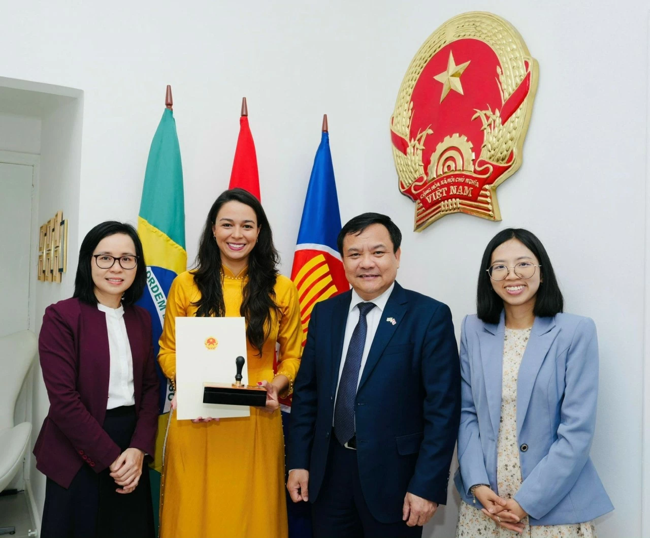 Lãnh sự danh dự Việt Nam trẻ nhất: ‘Đại diện cho Việt Nam là đại diện cho một lịch sử của lòng dũng cảm’ Lãnh sự danh dự Việt Nam trẻ nhất: ‘Đại diện cho Việt Nam là đại diện cho một lịch sử của lòng dũng cảm’