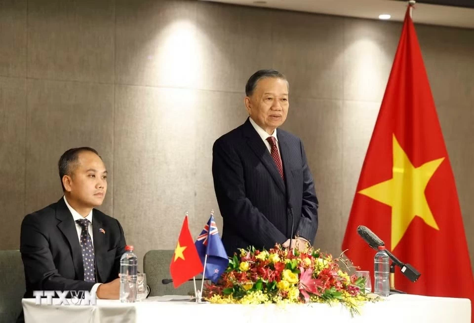 Tổng Bí thư, Chủ tịch nước Tô Lâm gặp gỡ cán bộ, nhân viên Đại sứ quán và cộng đồng người Việt Nam tại New Zealand Tổng Bí thư, Chủ tịch nước Tô Lâm gặp gỡ cán bộ, nhân viên Đại sứ quán và cộng đồng người Việt Nam tại New Zealand