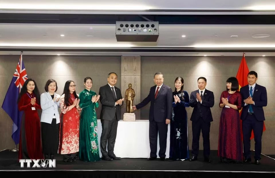 Tổng Bí thư, Chủ tịch nước Tô Lâm gặp gỡ cán bộ, nhân viên Đại sứ quán và cộng đồng người Việt Nam tại New Zealand Tổng Bí thư, Chủ tịch nước Tô Lâm gặp gỡ cán bộ, nhân viên Đại sứ quán và cộng đồng người Việt Nam tại New Zealand