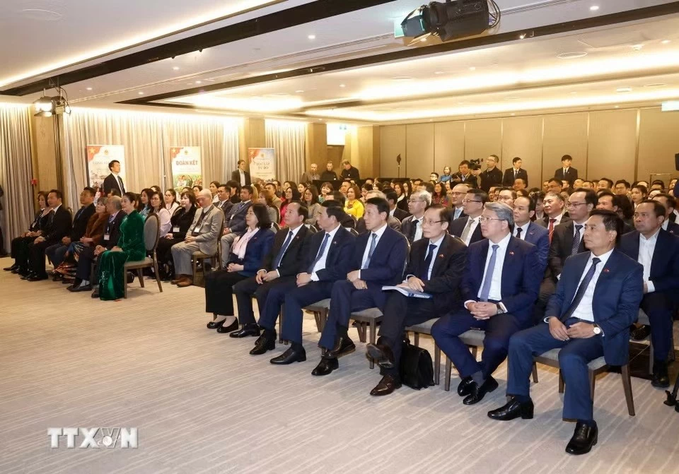 Tổng Bí thư, Chủ tịch nước Tô Lâm gặp gỡ cán bộ, nhân viên Đại sứ quán và cộng đồng người Việt Nam tại New Zealand Tổng Bí thư, Chủ tịch nước Tô Lâm gặp gỡ cán bộ, nhân viên Đại sứ quán và cộng đồng người Việt Nam tại New Zealand