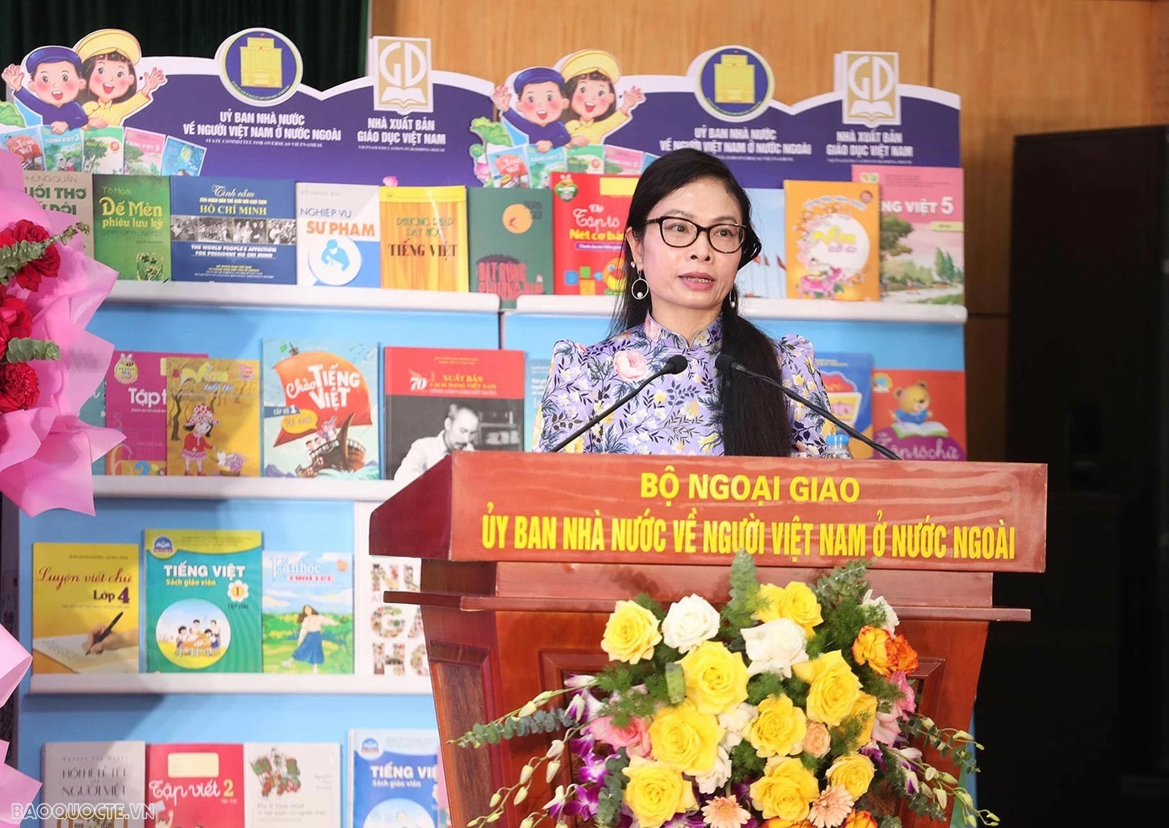 Phó Chủ nhiệm Ủy ban Nhà nước về người Việt Nam ở nước ngoài Nguyễn Quỳnh Mai báo cáo tạo buổi lễ. (Ảnh: Thành Long)