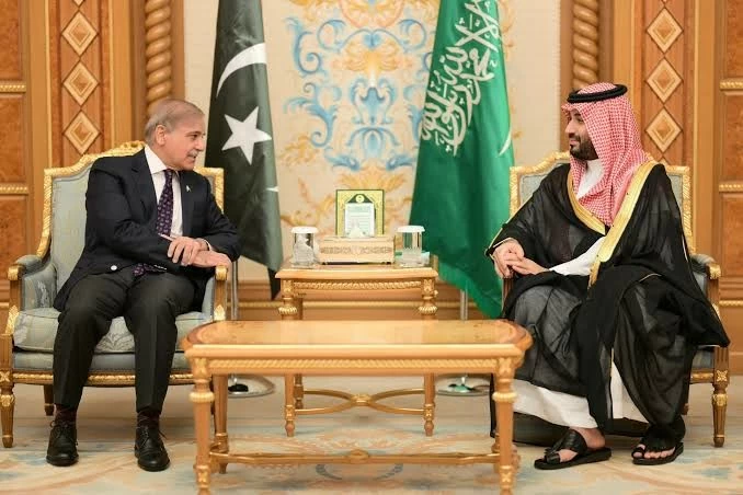 Thái tử kiêm Thủ tướng Saudi Arabia Mohammed bin Salman và Thủ tướng Pakistan Shehbaz Sharif trong cuộc gặp tại Saudi Arabia. (Nguồn: The Pakistan Times) Thái tử kiêm Thủ tướng Saudi Arabia Mohammed bin Salman và Thủ tướng Pakistan Shehbaz Sharif trong cuộc gặp tại Saudi Arabia. (Nguồn: The Pakistan Times)