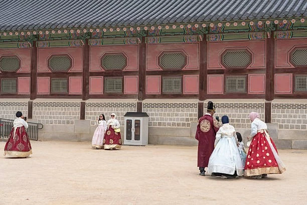 Du khách mặc Hanbok, trang phục truyền thống của người Hàn Quốc, chụp ảnh tại Cung Gyeongbokgung ở Seoul, Hàn Quốc, ngày 2/5. (Nguồn: Getty Images)