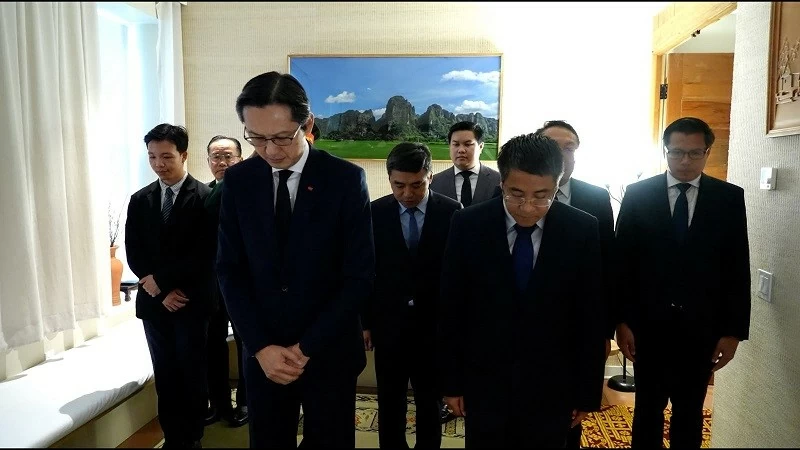 Trưởng Phái đoàn Thường trực Việt Nam tại Liên hợp quốc tới viếng và ghi sổ tang tưởng niệm Chủ tịch Quốc hội Lào Xaysomphone Phomvihane Trưởng Phái đoàn Thường trực Việt Nam tại Liên hợp quốc tới viếng và ghi sổ tang tưởng niệm Chủ tịch Quốc hội Lào Xaysomphone Phomvihane