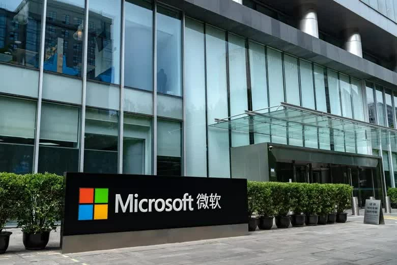 Biển hiệu Microsoft tại một tòa nhà của tập đoàn ở Trung Quốc, trong bối cảnh hãng thu hẹp hiện diện tại thị trường này nhưng vẫn duy trì hoạt động trong lĩnh vực điện toán đám mây và trí tuệ nhân tạo (AI). (Nguồn: The Seattle Times)