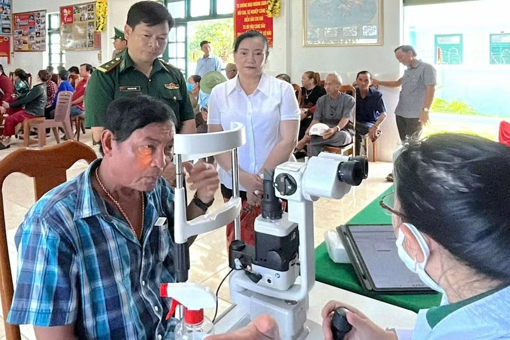 Thắt chặt tình quân - dân qua chương trình khám mắt miễn phí tại Cà Mau