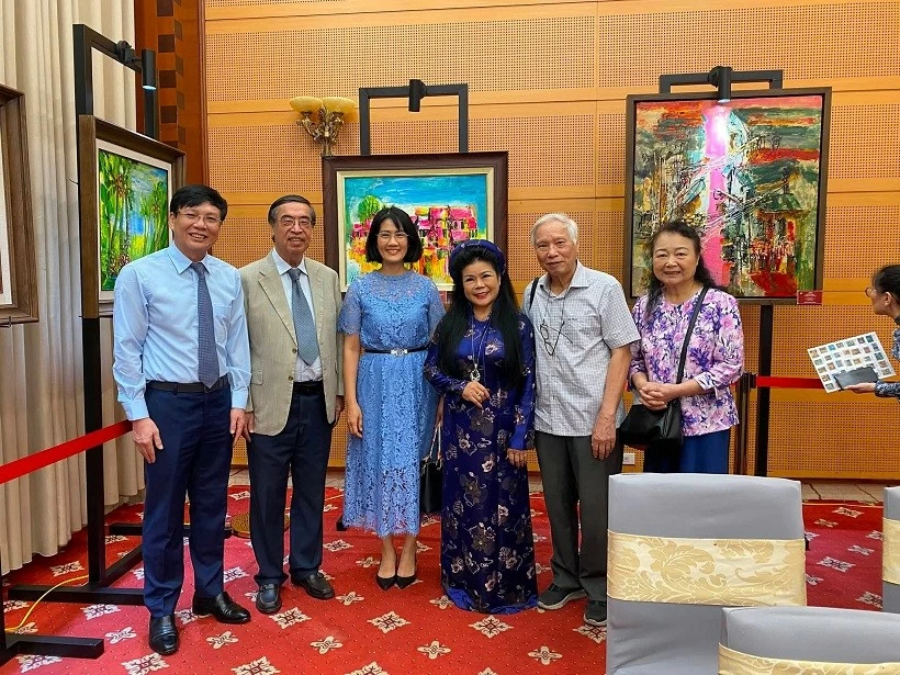 Triển lãm nghệ thuật đương đại kết nối tình bạn và lòng nhân ái Trưng bày nghệ thuật đương đại kết nối tình bạn và lòng nhân ái
