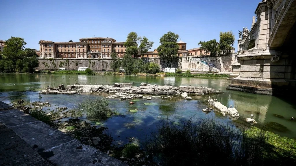 Hạn hán nghiêm trọng ở Italy làm lộ diện cây cầu cổ thời La Mã Hạn hán nghiêm trọng ở Italy làm lộ diện cây cầu cổ thời La Mã