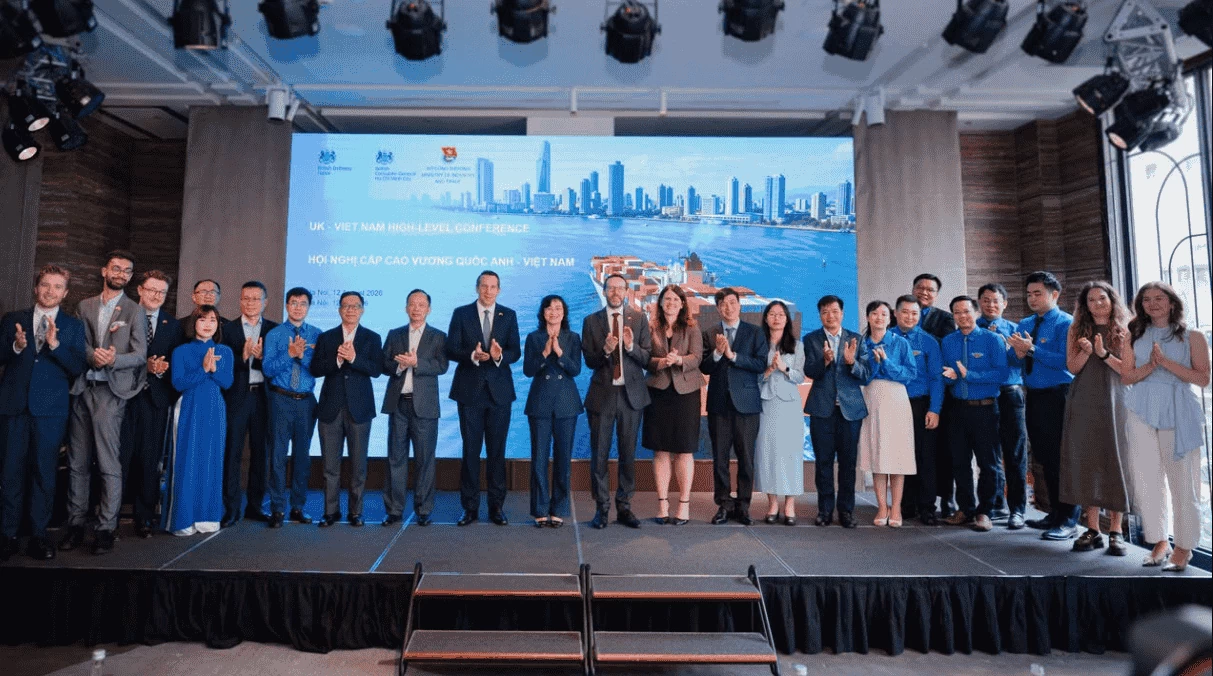 Các đại biểu tham dự hội nghị chụp ảnh lưu niệm.