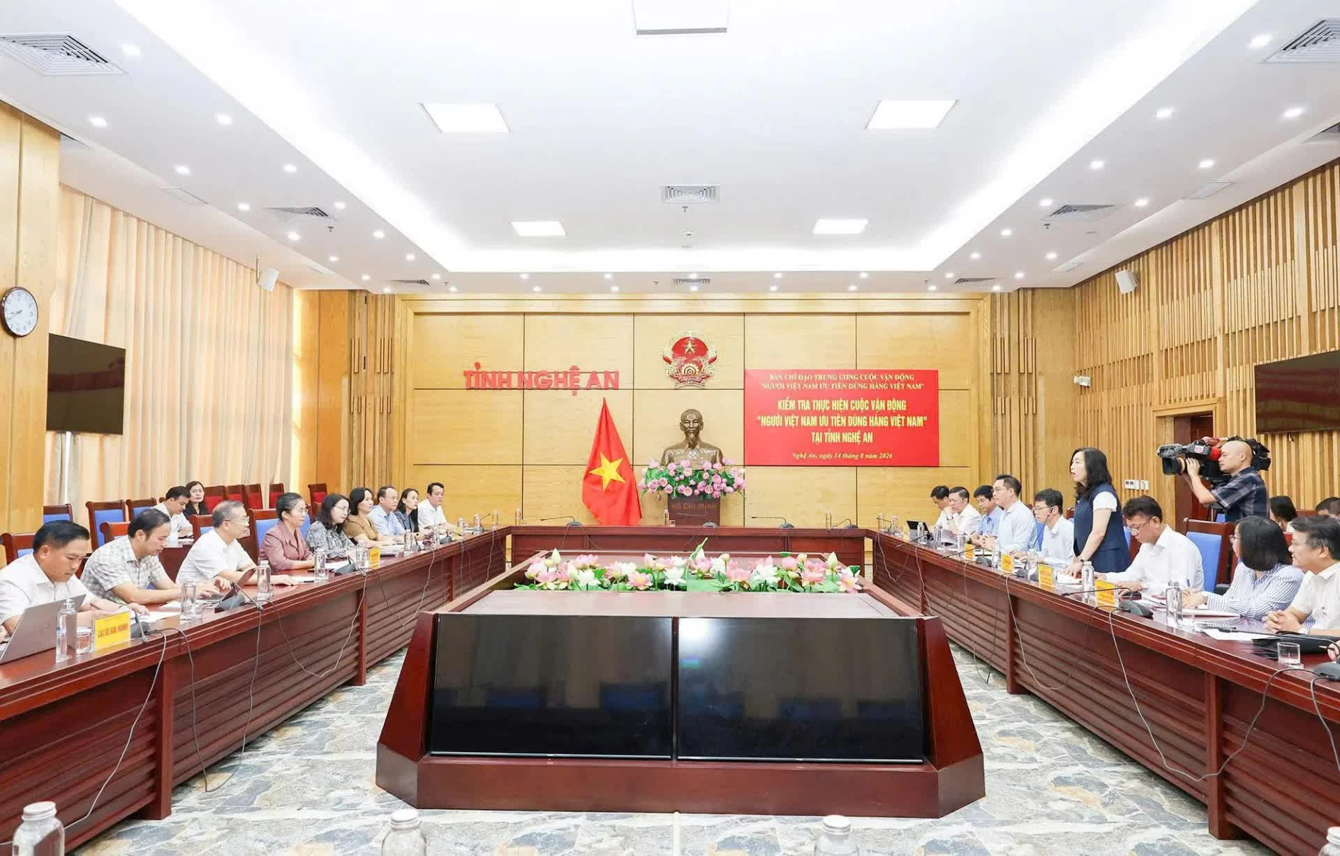 Nghệ An chuyển từ “vận động” sang “hành động” để nâng sức cạnh tranh hàng Việt