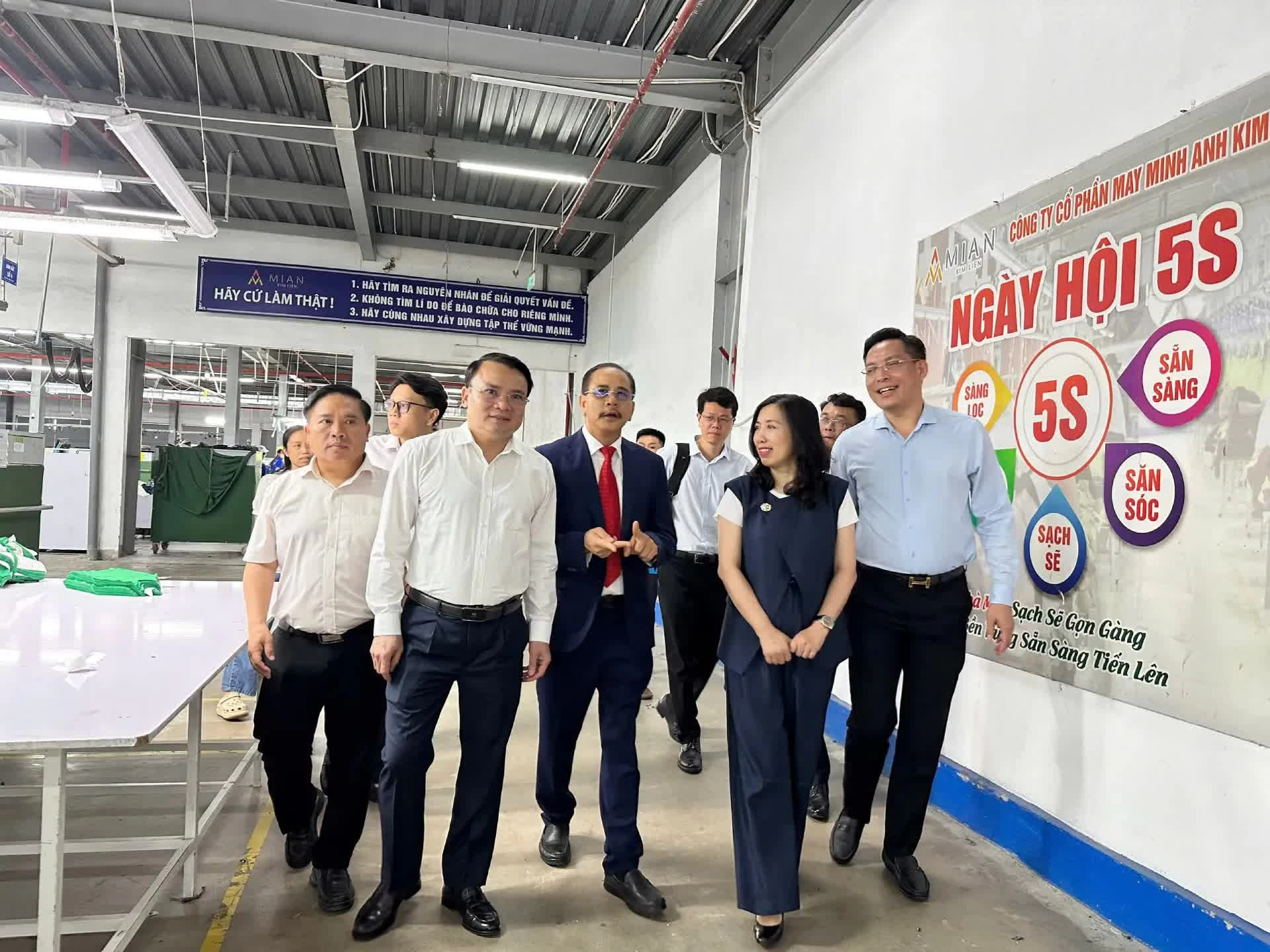Nghệ An chuyển từ “vận động” sang “hành động” để nâng sức cạnh tranh hàng Việt