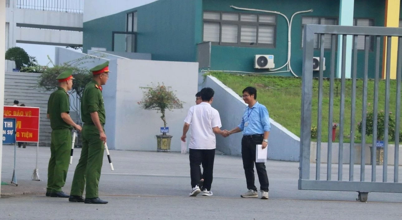 326 thí sinh ở Tuyên Quang bước vào buổi thi lại tốt nghiệp THPT hai môn cuối 326 thí sinh ở Tuyên Quang bước vào buổi thi lại tốt nghiệp THPT hai môn cuối