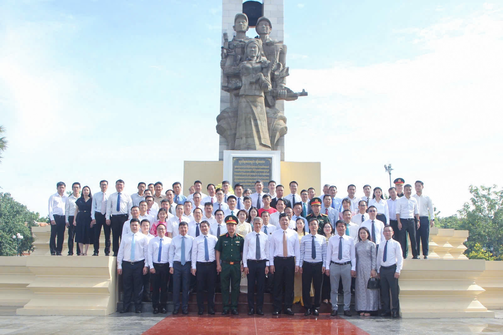 Đại sứ Nguyễn Minh Vũ và tập thể Đại sứ quán Việt Nam tại Campuchia tổ chức viếng Tượng đài Hữu nghị Việt Nam - Campuchia tại thủ đô Phnom Penh. 