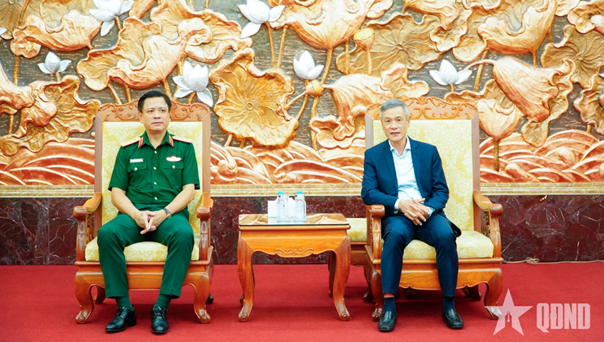 Đoàn công tác Bộ Quốc phòng do Thượng tướng Nguyễn Trường Thắng dẫn đầu tới thăm Đại sứ quán Việt Nam tại Campuchia. 