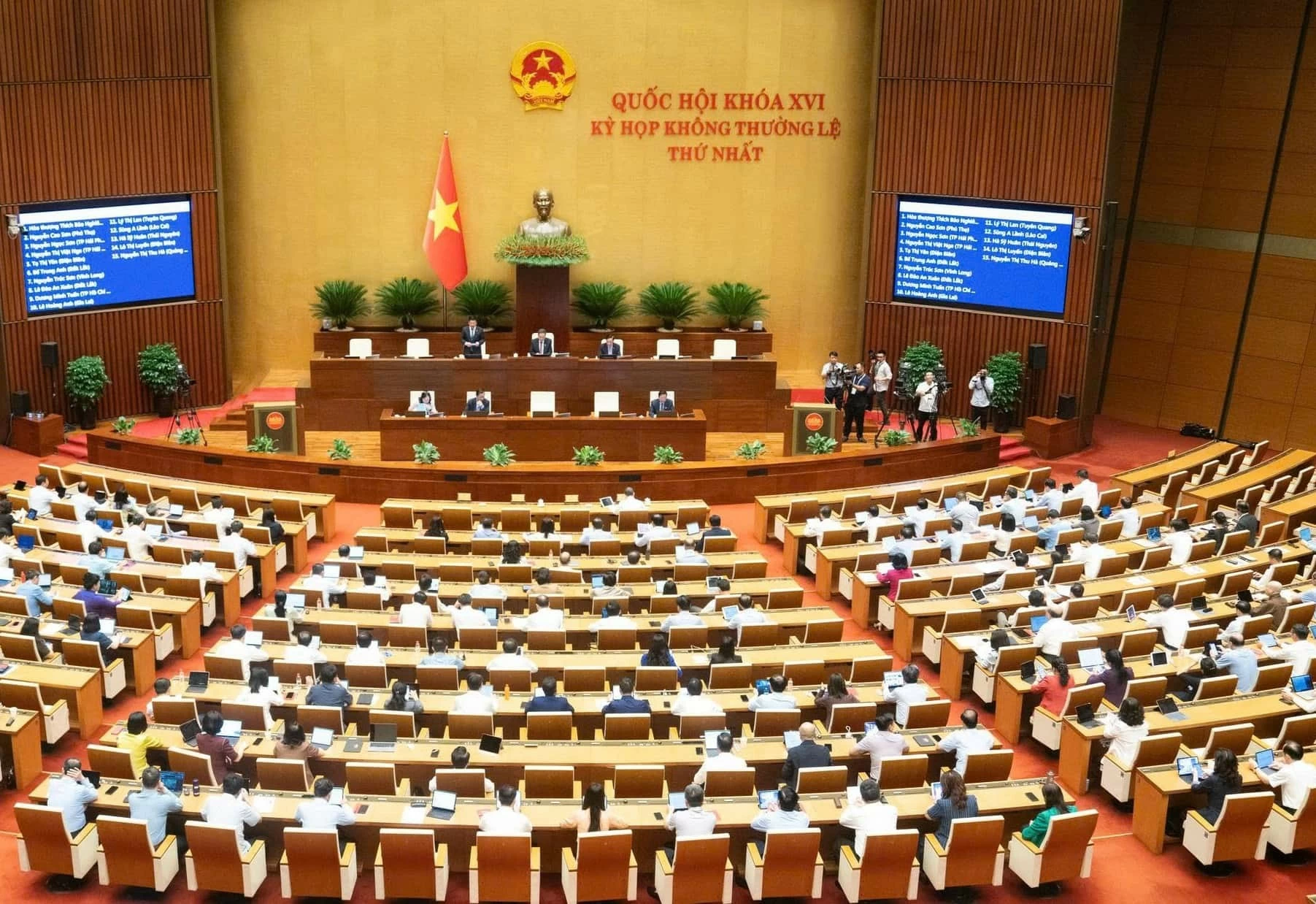 Kiến tạo thể chế phát triển: Dấu ấn hơn 10 ngày đầu Kỳ họp không thường lệ thứ Nhất, Quốc hội khóa XVI