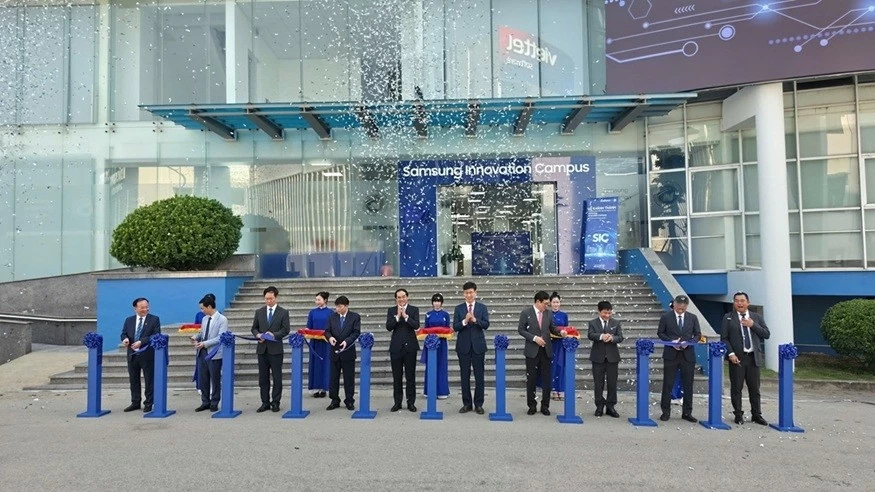 Các đại biểu thực hiện nghi thức cắt băng khánh thành Trung tâm Phát triển nhân tài công nghệ cao SIC Các đại biểu thực hiện nghi thức cắt băng khánh thành Trung tâm Phát triển nhân tài công nghệ cao SIC