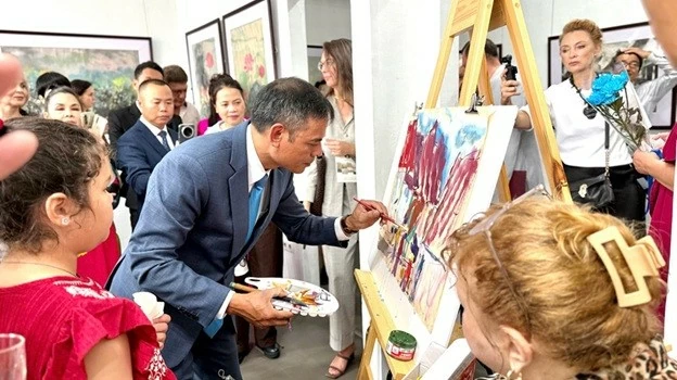 ‘Hương sắc Việt Nam’ trên giấy Dó đến với công chúng vùng Viễn Đông