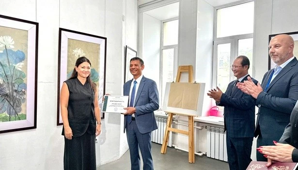 ‘Hương sắc Việt Nam’ trên giấy Dó đến với công chúng vùng Viễn Đông