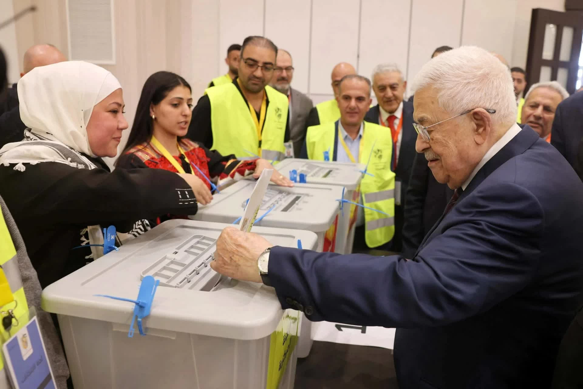 Người Palestine đăng ký thông tin cử tri tại Bờ Tây trong quá trình chuẩn bị cho cuộc bầu cử lập pháp dự kiến diễn ra ngày 28/11. (Nguồn: A News) Người Palestine đăng ký thông tin cử tri tại Bờ Tây trong quá trình chuẩn bị cho cuộc bầu cử lập pháp dự kiến diễn ra ngày 28/11. (Nguồn: A News)