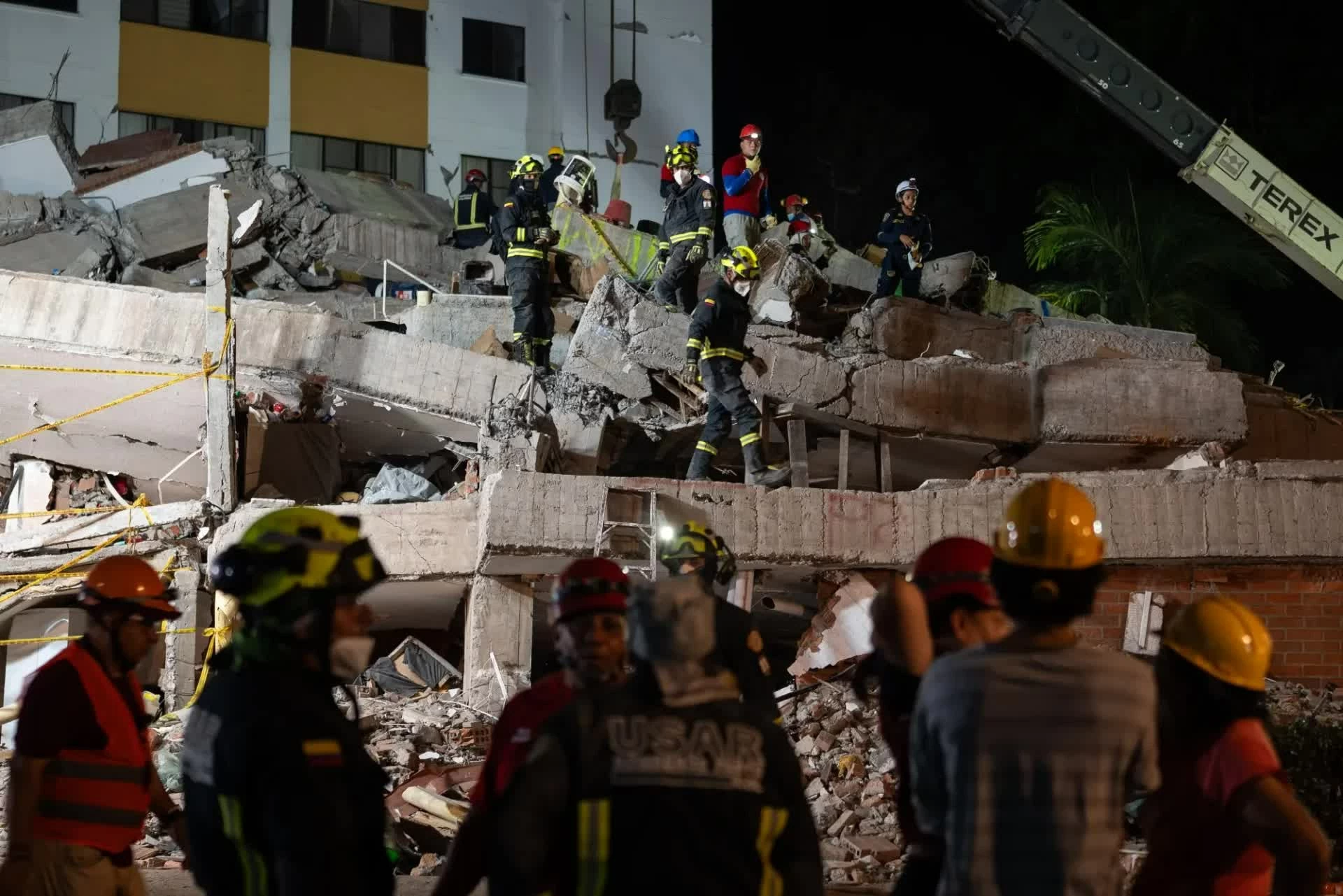 Lực lượng cứu hộ Colombia tìm kiếm nạn nhân và khắc phục hậu quả sau trận động đất. (Nguồn: Bloomberg) Lực lượng cứu hộ Colombia tìm kiếm nạn nhân và khắc phục hậu quả sau trận động đất. (Nguồn: Bloomberg)