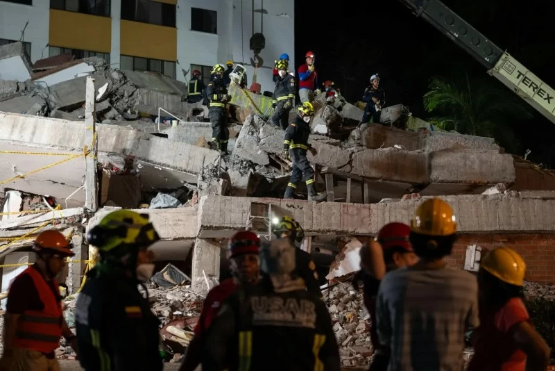Lực lượng cứu hộ Colombia tìm kiếm nạn nhân và khắc phục hậu quả sau trận động đất. (Nguồn: Bloomberg)