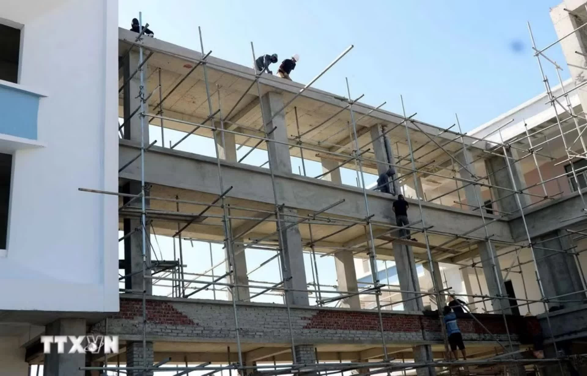 Công nhân hoàn thiện trường liên cấp xã Hương Khê. (Nguồn: TTXVN) Công nhân hoàn thiện trường liên cấp xã Hương Khê. (Nguồn: TTXVN)