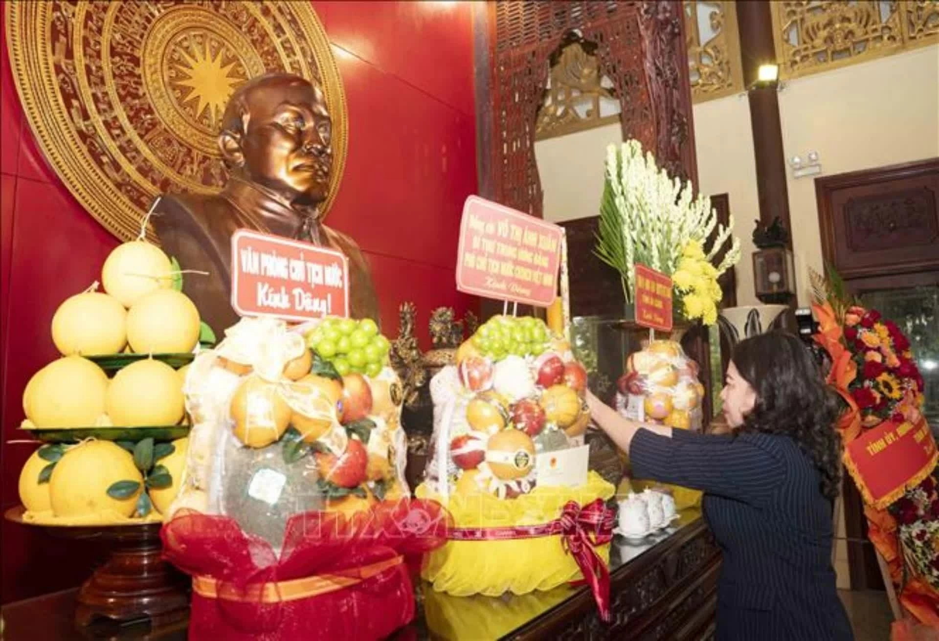 Phó Chủ tịch nước Võ Thị Ánh Xuân cùng Đoàn công tác thành kính dành một phút mặc niệm tưởng nhớ Chủ tịch Tôn Đức Thắng. (Nguồn: TTXVN)