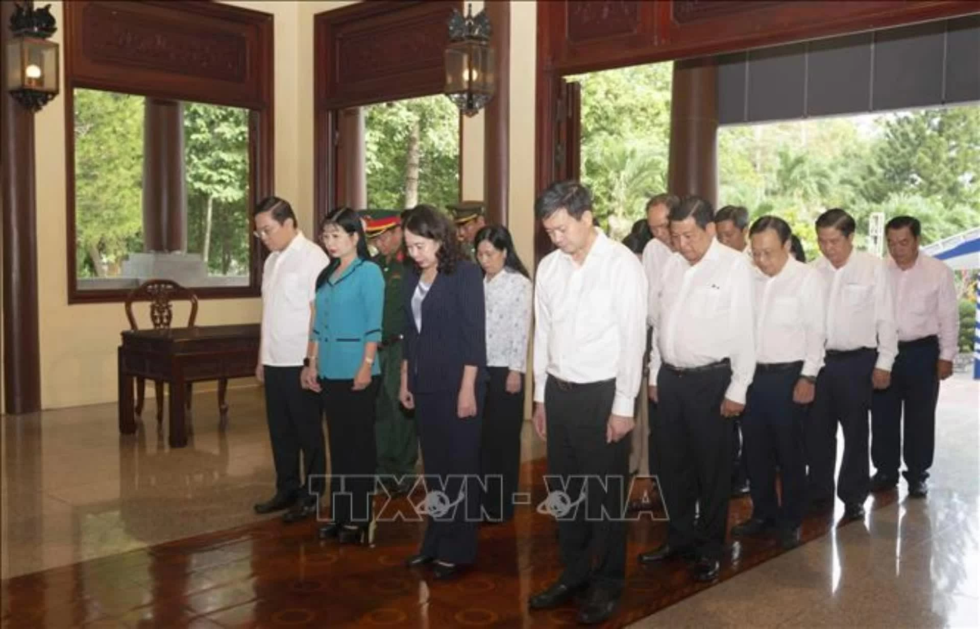 Phó Chủ tịch nước Võ Thị Ánh Xuân dâng hương tại Đền thờ của Chủ tịch Tôn Đức Thắng ở xã Mỹ Hoà Hưng, tỉnh An Giang. (Nguồn: TTXVN)