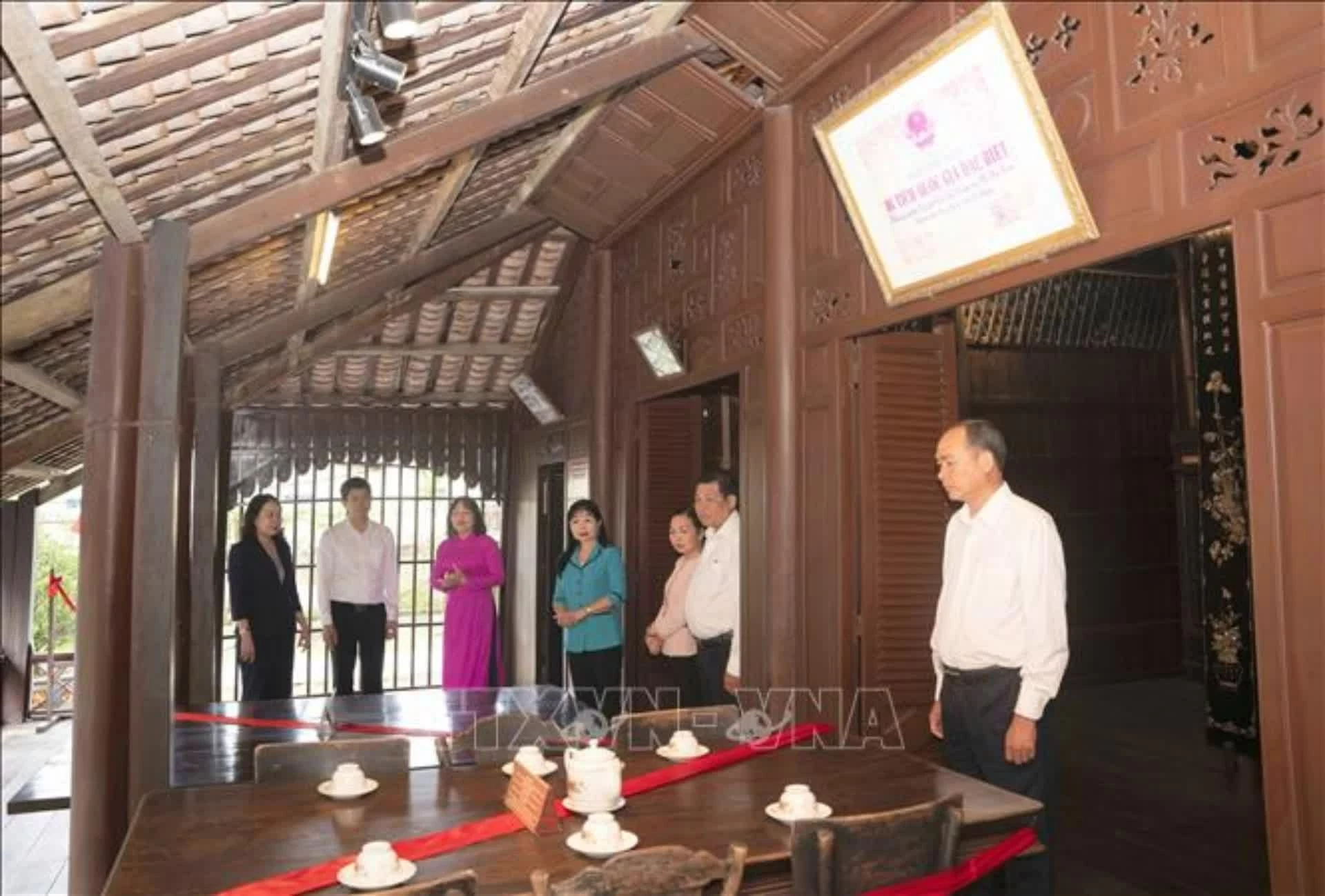 Phó Chủ tịch nước Võ Thị Ánh Xuân cùng Đoàn công tác tham qua nhà lưu niệm thời niên thiếu của Chủ tịch Tôn Đức Thắng ở xã Mỹ Hoà Hưng, tỉnh An Giang. (Nguồn: TTXVN)
