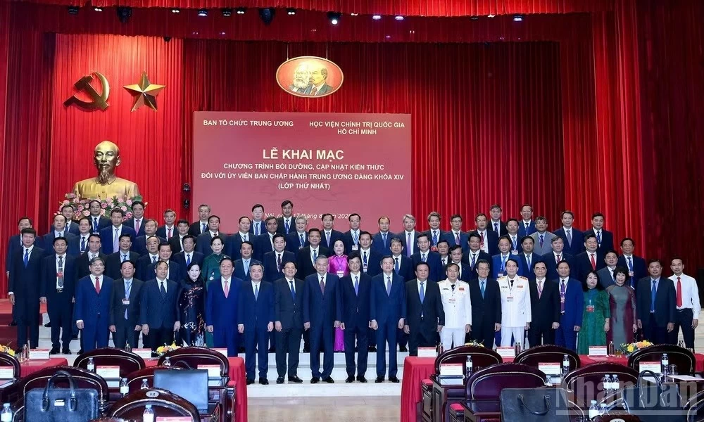 Khai mạc chương trình bồi dưỡng, cập nhật kiến thức đối với Ủy viên Trung ương Đảng khóa XIV Khai mạc chương trình bồi dưỡng, cập nhật kiến thức đối với Ủy viên Trung ương Đảng khóa XIV