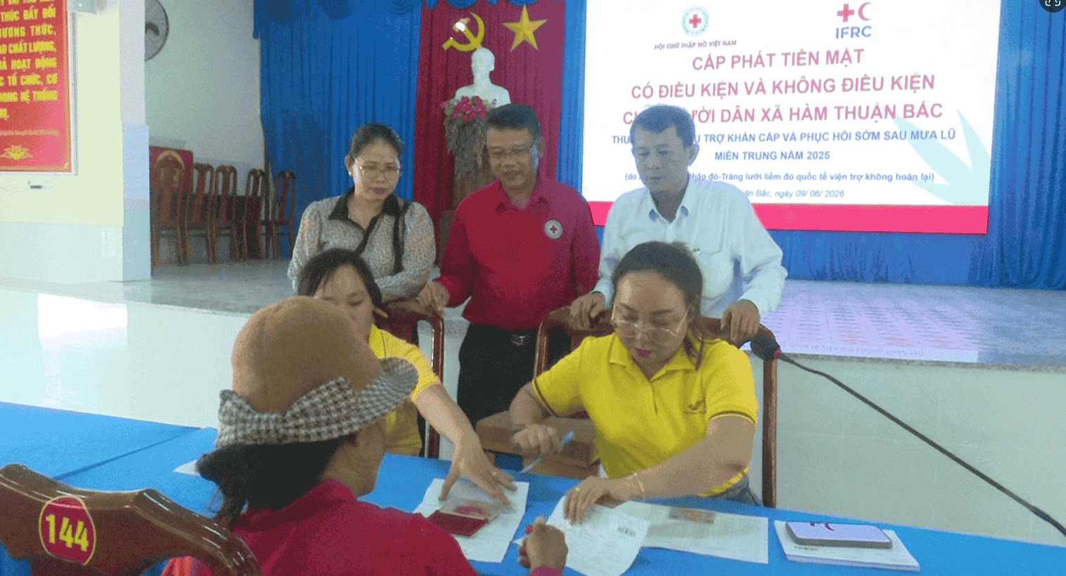 Điểm cấp phát tiền mặt có điều kiện và không có điều kiện tại xã Hàm Thuận Bắc, tỉnh Lâm Đồng. Ảnh: Nguyễn Thường